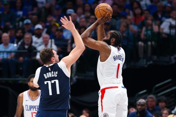 Clippers give up 31-point lead, but knot series with Mavs