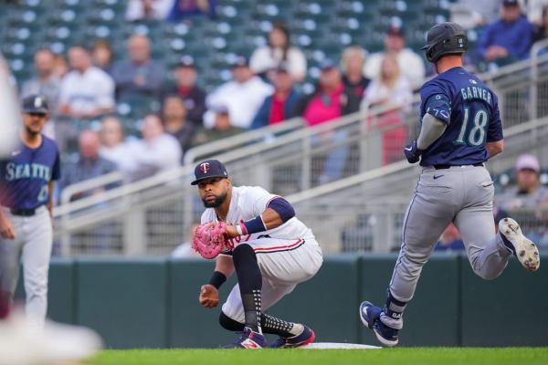 Mariners score 4 in 9th to take down Twins