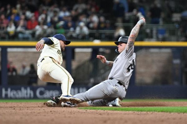 Brewers rally for 11-inning victory over Yankees thumbnail