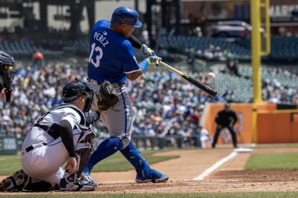Royals bust out with 7 in the 9th to rout Tigers thumbnail