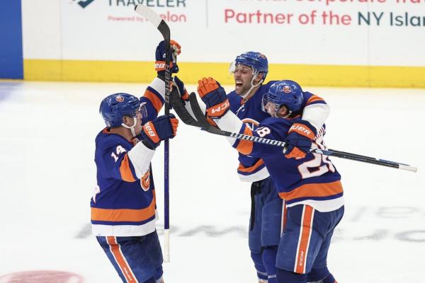 NHL roundup: Islanders remain alive with double-OT win
