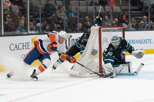 Islanders wipe out Sharks for 5th win in a row