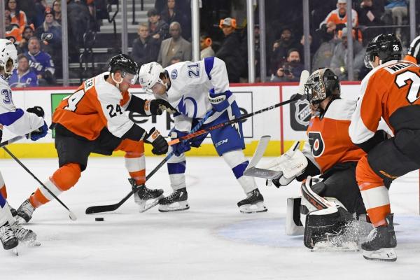 Flyers soar past Lightning behind 5-goal third period