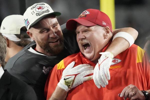 Chiefs TE Travis Kelce 'extremely grateful' for new deal thumbnail