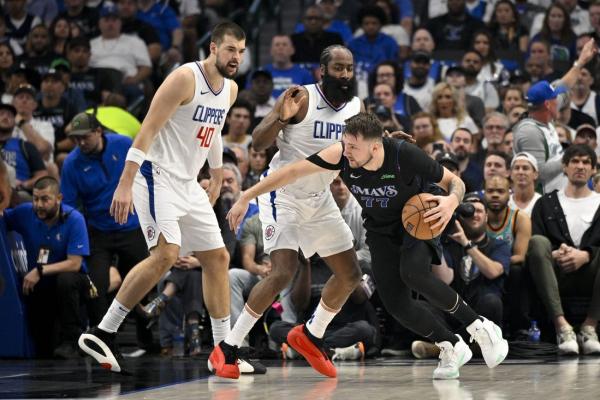 Kyrie Irving's big 2nd half helps Mavs eliminate Clippers thumbnail