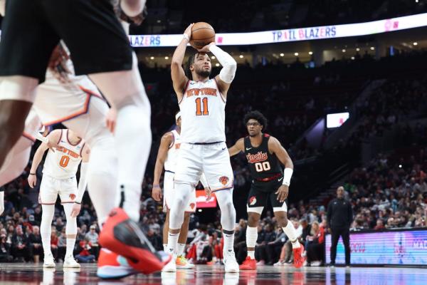 Stingy Knicks take on high-powered Kings