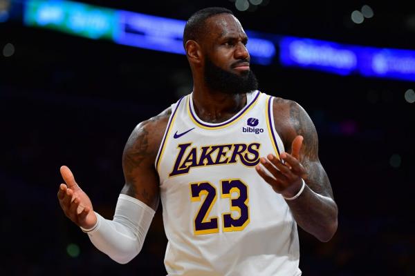 LeBron James favored to stay with Lakers as potential suitors emerge thumbnail