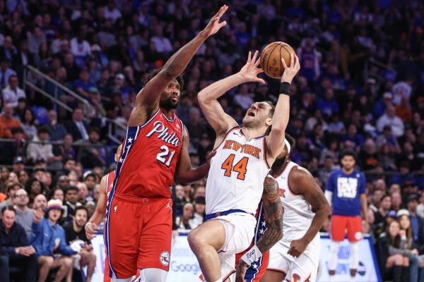 Knicks squander lead but hang on for Game 1 win over Sixers thumbnail