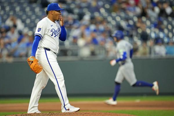 Royals take advantage of Blue Jays' miscues in win thumbnail
