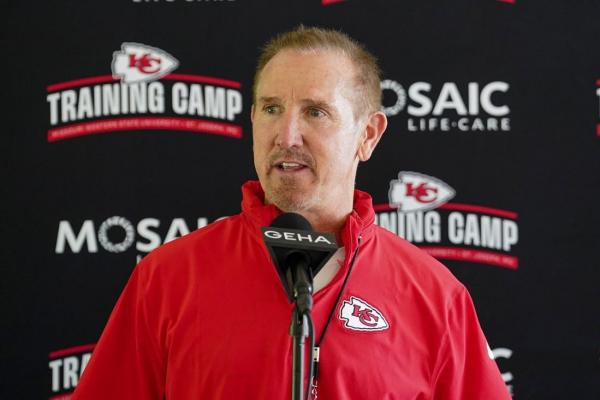Chiefs DC Steve Spagnuolo signs contract extension