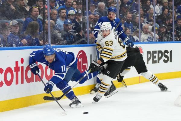 Brad Marchand's record goal helps Bruins beat Maple Leafs