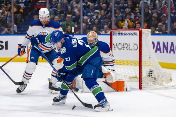 Canucks use thrilling 3rd-period rally to stun Oilers in Game 1