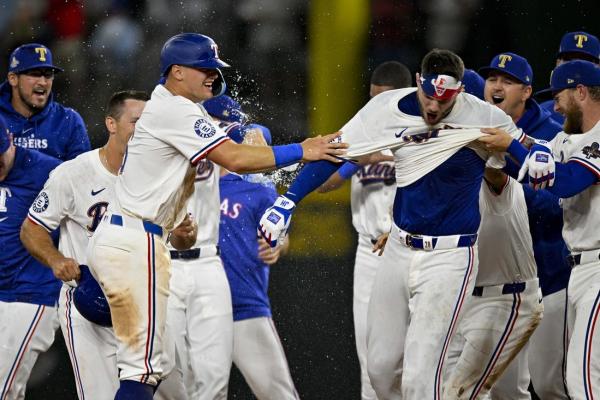 Rangers open title defense with walk-off win vs. Cubs in 10th