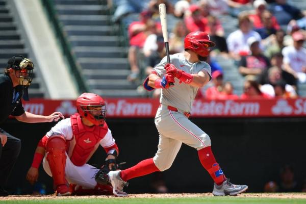 Kyle Schwarber provides offense as Phillies edge Angels