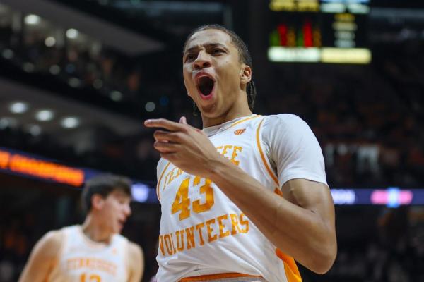 No. 4 Tennessee aims to stay hot in clash vs. Auburn