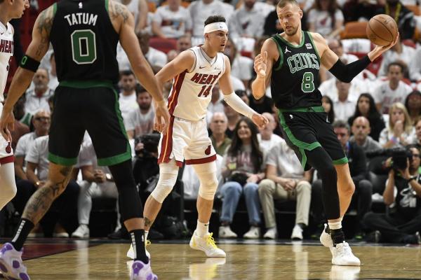 Celtics C Kristaps Porzingis exits Game 4 with calf injury thumbnail
