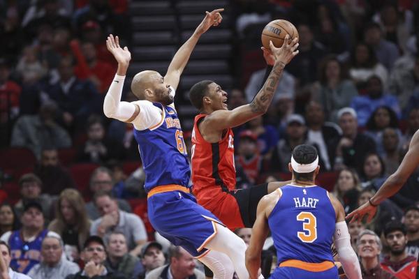 Last-second free throws push Rockets past Knicks