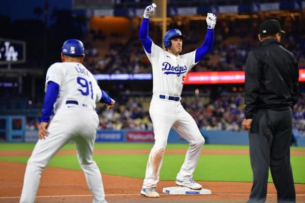Max Muncy hits 3 homers as Dodgers crush Braves thumbnail