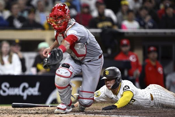 Padres top Reds to snap skid