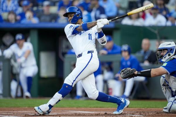 Royals end woes vs. Blue Jays with 3-2 win
