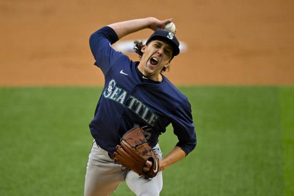 Mariners bump Rangers out of first place