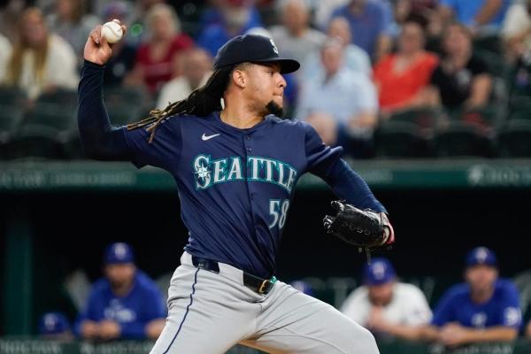Mariners fend off Rangers to grab first place in AL West thumbnail