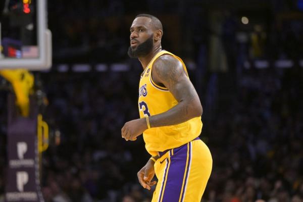 LeBron James becomes 1st NBA player to reach 40,000 points